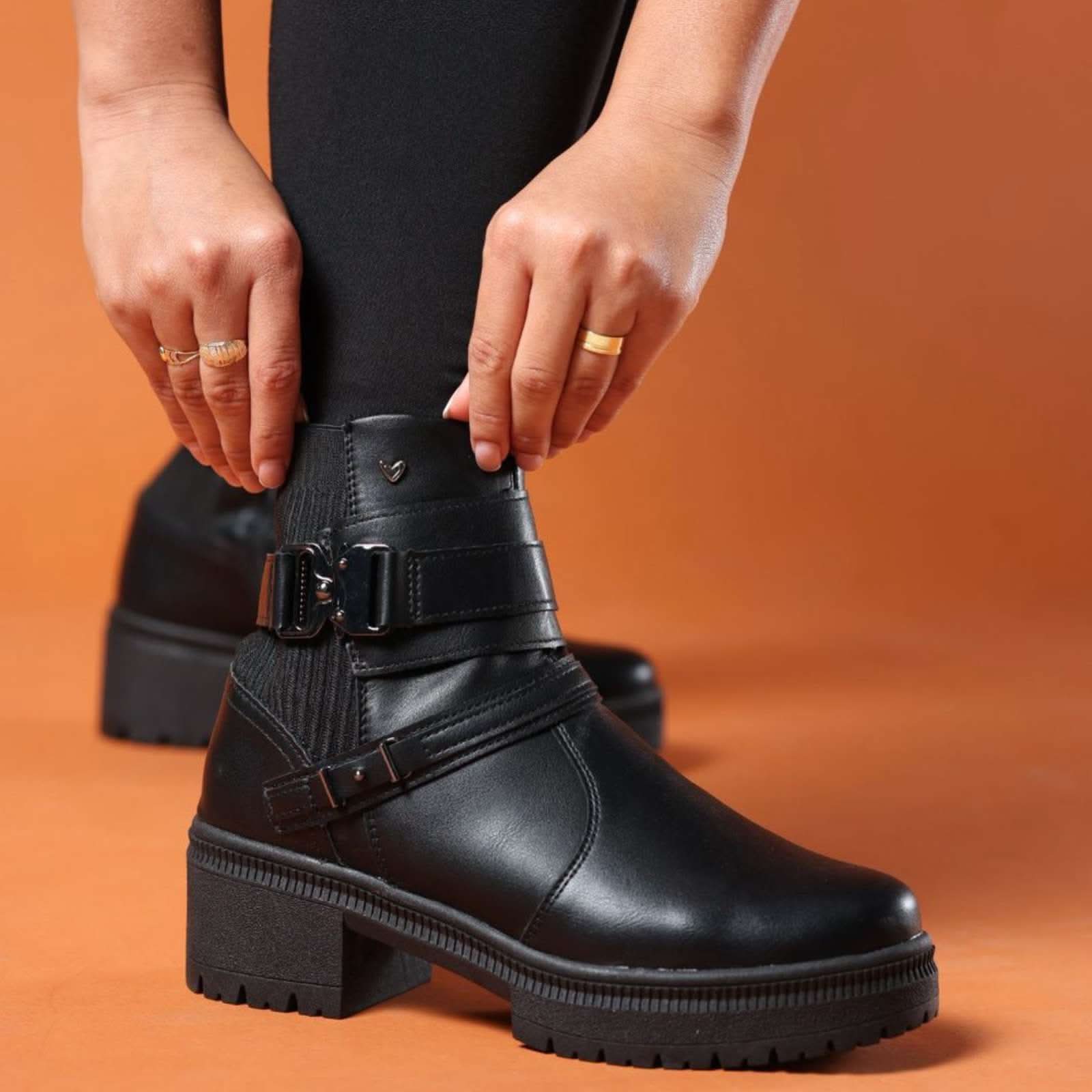 BOTA FEMININA COURO NAPA CANO CURTO LAYLA