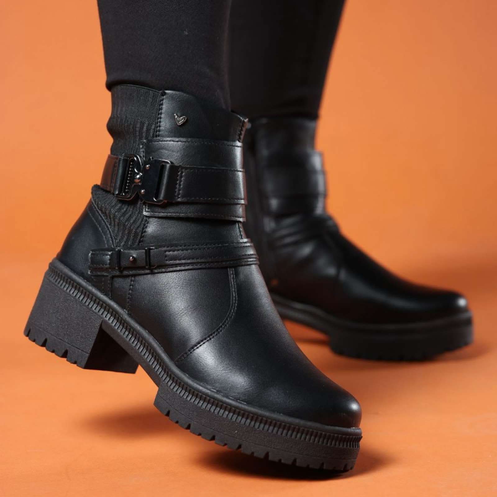 BOTA FEMININA COURO NAPA CANO CURTO LAYLA